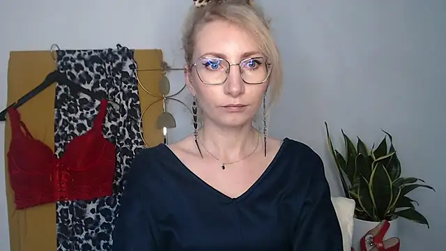 CinderellaMoon online show from April 17, 5:21 am