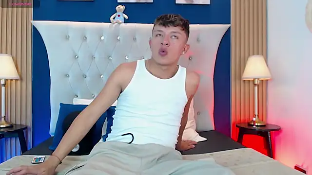 Snapshot of Dark_Nico chatting on February 20, 3:58 am Dark Nico online show from February 20, 3:58 am