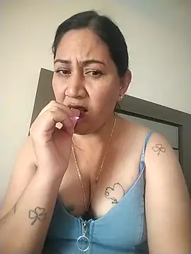 Snapshot of Arely_Sweet chatting on February 15, 7:57 pm Arely Sweet online show from February 15, 7:57 pm