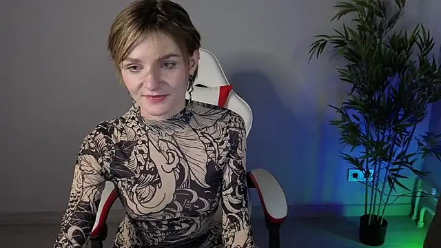 Snapshot of BjorkLight chatting on February 20, 6:19 am BjorkLight online show from February 20, 6:19 am