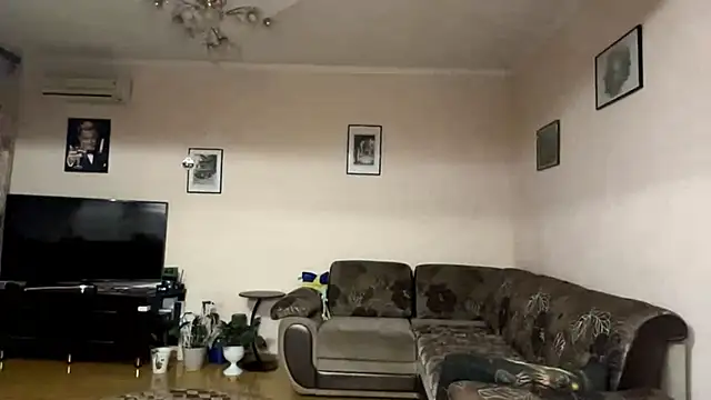 Snapshot of PinkTraible chatting on February 28, 11:21 am PinkTraible online show from February 28, 11:21 am