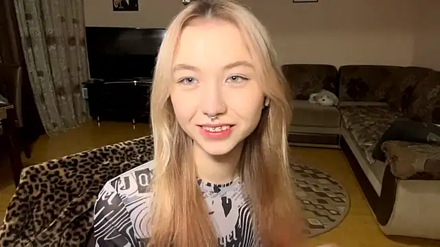 Snapshot of PinkTraible chatting on February 25, 11:32 am PinkTraible online show from February 25, 11:32 am