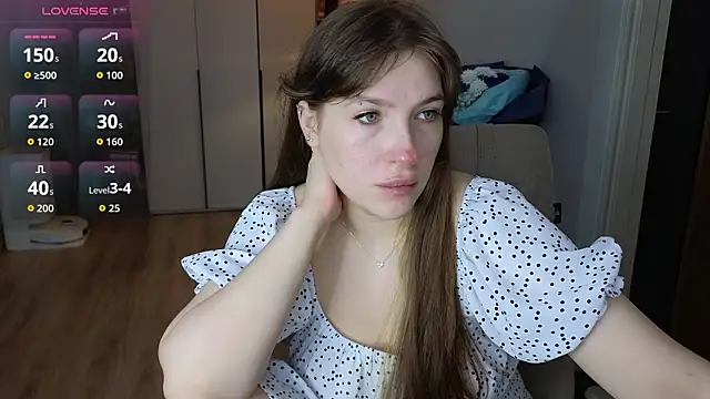 Snapshot of HennessyA chatting on February 17, 5:05 am HennessyA online show from February 17, 5:05 am