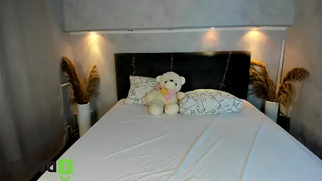 Snapshot of Emily_Lews chatting on February 28, 1:05 am Emily Lews online show from February 28, 1:05 am