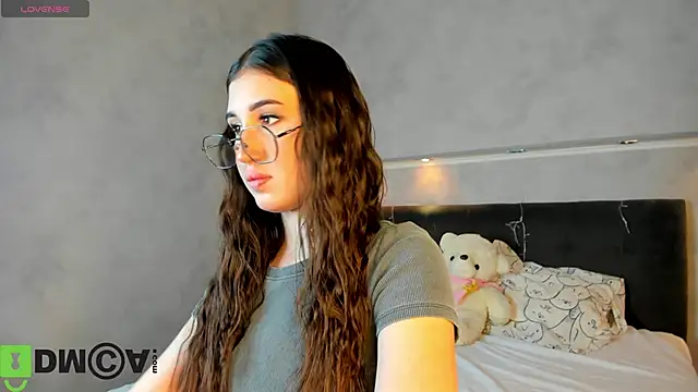 Emily Lews online show from March 5, 1:13 am