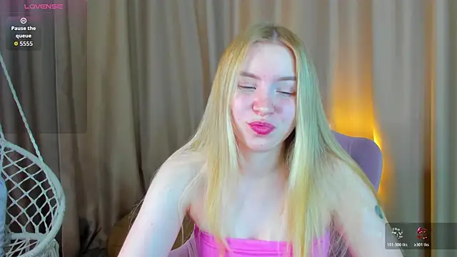 Snapshot of Linda__Bloom chatting on June 15, 12:44 am Linda Bloom online show from June 15, 12:44 am