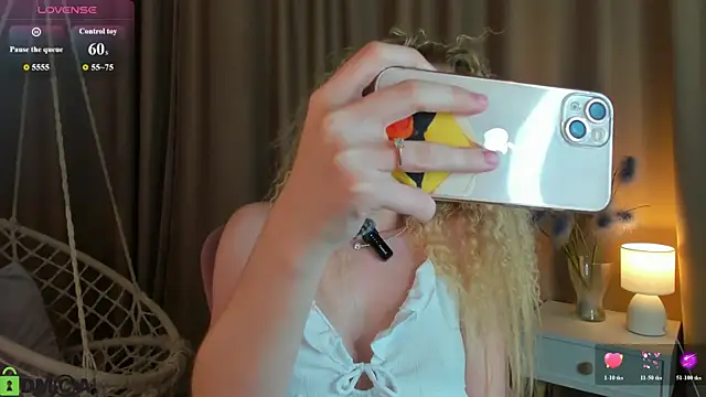Snapshot of Linda__Bloom chatting on June 18, 12:42 am Linda Bloom online show from June 18, 12:42 am