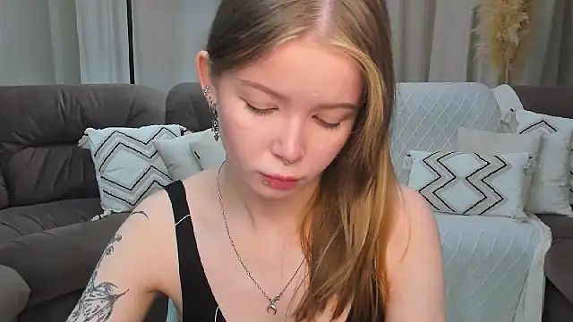Snapshot of Violetta__Dreams chatting on June 1, 4:24 am Violetta Dreams online show from June 1, 4:24 am