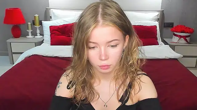 Snapshot of Violetta__Dreams chatting on June 5, 6:24 pm Violetta Dreams online show from June 5, 6:24 pm