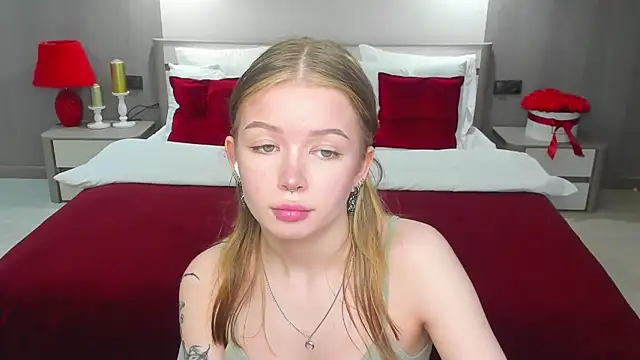 Snapshot of Violetta__Dreams chatting on May 21, 6:16 pm Violetta Dreams online show from May 21, 6:16 pm