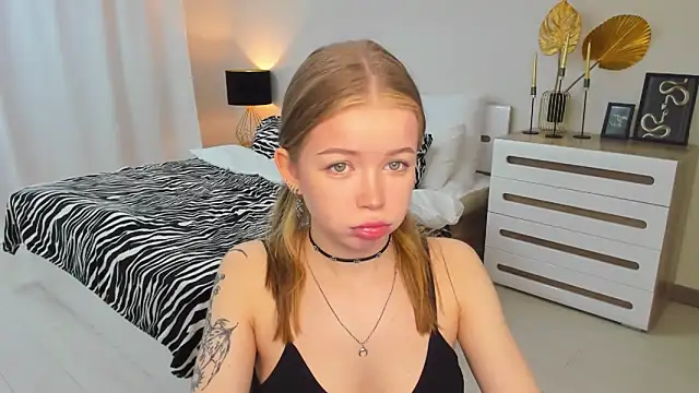 Snapshot of Violetta__Dreams chatting on May 14, 6:05 pm Violetta Dreams online show from May 14, 6:05 pm