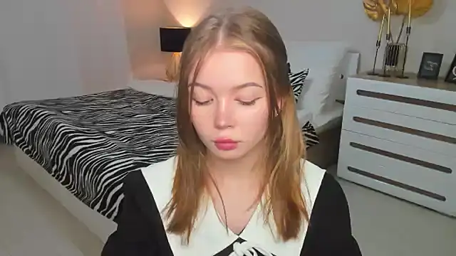 Snapshot of Violetta__Dreams chatting on May 9, 6:33 pm Violetta Dreams online show from May 9, 6:33 pm