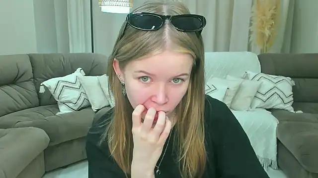Snapshot of Violetta__Dreams chatting on June 14, 4:14 am Violetta Dreams online show from June 14, 4:14 am