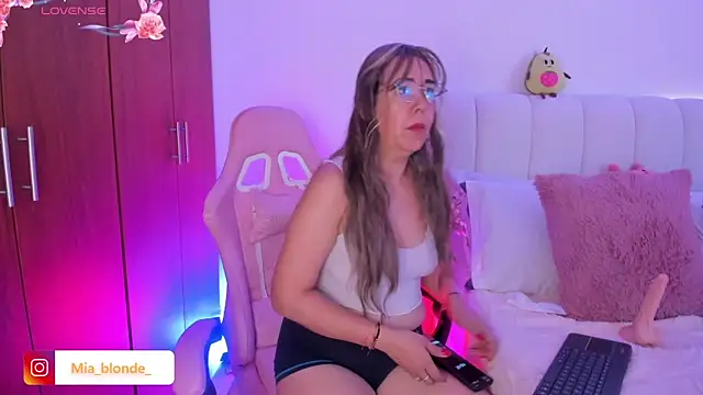 Miablonde  online show from March 7, 12:32 pm