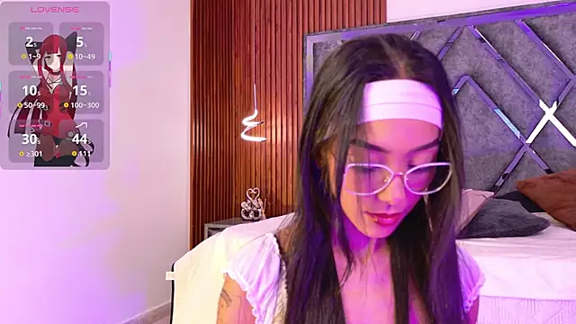 Snapshot of LunaVelour13 chatting on February 14, 4:02 am LunaVelour13 online show from February 14, 4:02 am