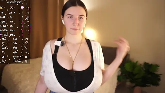 Snapshot of LuannStockbridge chatting on February 20, 6:43 pm LuannStockbridge online show from February 20, 6:43 pm