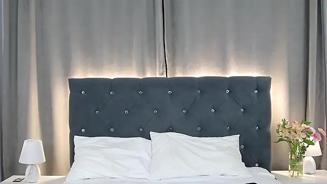 VikkyVonn online show from April 2, 12:45 pm