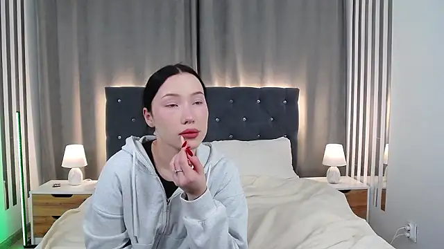 VikkyVonn online show from March 19, 12:05 pm