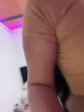 Snapshot of Valentina_Diaz15 chatting on February 14, 2:12 am Valentina Diaz15 online show from February 14, 2:12 am