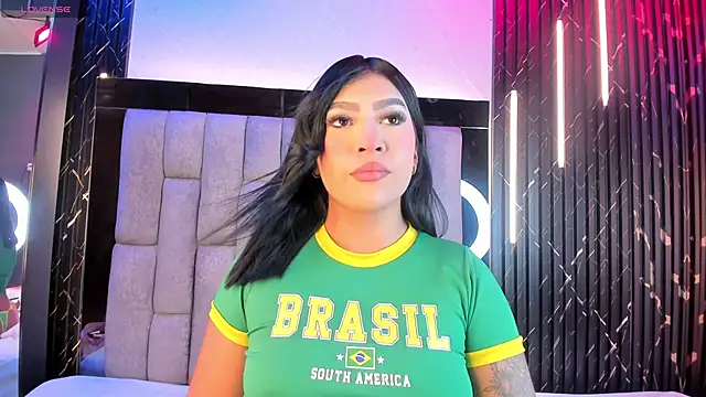 Snapshot of CamilaParisi chatting on June 21, 11:38 am CamilaParisi online show from June 21, 11:38 am