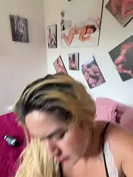 Snapshot of violet-grey chatting on June 3, 2:33 pm violet-grey online show from June 3, 2:33 pm