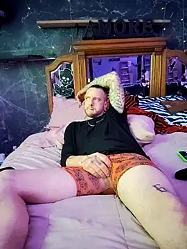 Snapshot of RazedbyVillans chatting on February 16, 11:53 am RazedbyVillans online show from February 16, 11:53 am