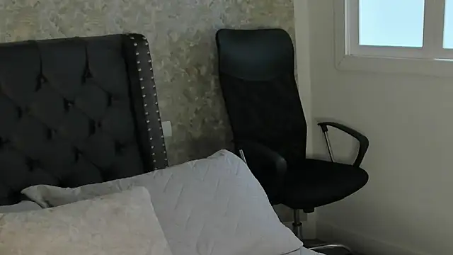 Snapshot of Anika_H chatting on June 5, 12:22 pm Anika H online show from June 5, 12:22 pm