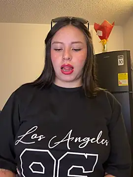 Sofi Collinss online show from April 8, 11:50 pm