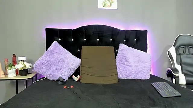 Ivy Heat online show from April 4, 2:29 am