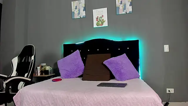 Ivy Heat online show from April 23, 1:56 am