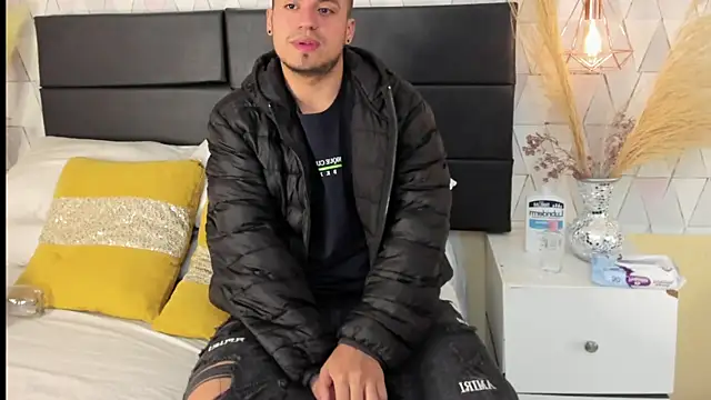 Snapshot of AronGarcia chatting on February 28, 12:05 pm AronGarcia online show from February 28, 12:05 pm