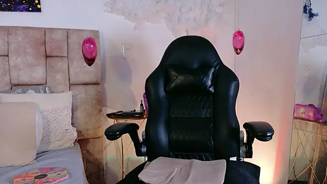 MiiaBlumm  online show from March 18, 4:30 pm