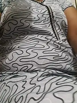 Snapshot of Tamil_Luckly_girl chatting on May 28, 12:11 pm Tamil Luckly girl online show from May 28, 12:11 pm