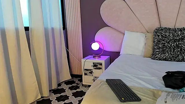 PerlaRogerss  online show from April 4, 11:28 am