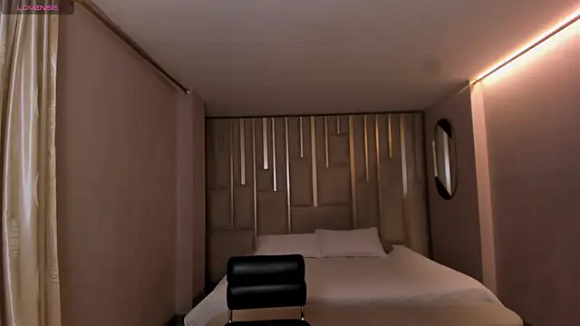 AmaraDivine online show from April 3, 12:00 pm