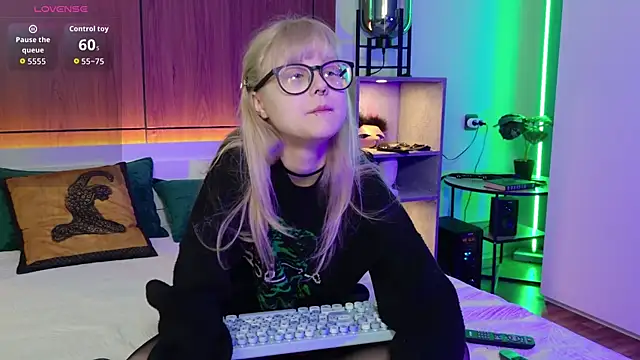 MoliQin online show from April 2, 7:04 am