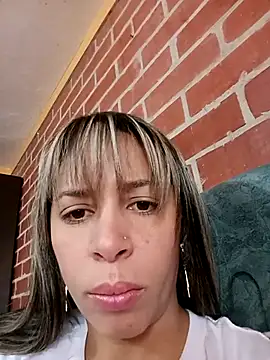 Snapshot of kiki_milu chatting on May 2, 2:11 pm kiki milu online show from May 2, 2:11 pm