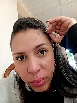 Snapshot of kiki_milu chatting on May 6, 1:37 pm kiki milu online show from May 6, 1:37 pm