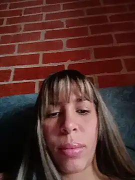Snapshot of kiki_milu chatting on May 29, 1:06 pm kiki milu online show from May 29, 1:06 pm