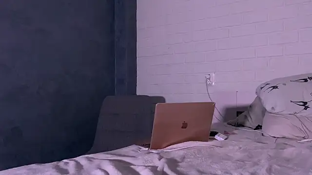 missmiroslava online show from April 13, 1:15 pm