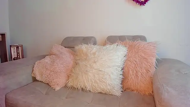 Snapshot of Tylla__ chatting on February 24, 5:08 am Tylla online show from February 24, 5:08 am