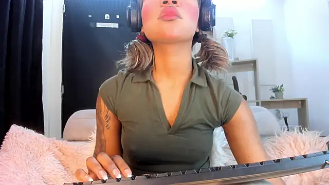 Tylla   online show from March 25, 5:07 am