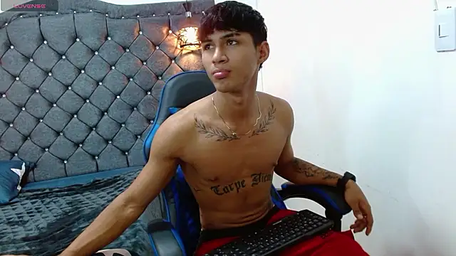 Snapshot of luka_big18 chatting on February 21, 12:45 am luka big18 online show from February 21, 12:45 am