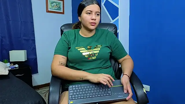 goodgirlxxl online show from April 13, 11:09 pm