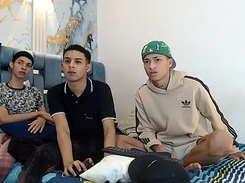 Snapshot of GOLD_BOYS chatting on February 17, 1:19 pm GOLD BOYS online show from February 17, 1:19 pm