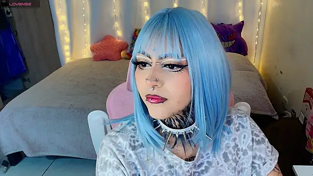 Snapshot of maliciaXpoison chatting on June 8, 2:23 am maliciaXpoison online show from June 8, 2:23 am
