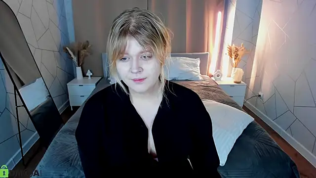 Snapshot of luna_c0ra chatting on February 27, 1:06 am luna c0ra online show from February 27, 1:06 am