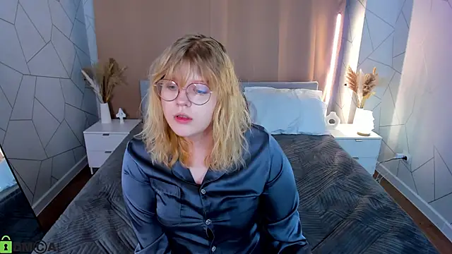 Snapshot of luna_c0ra chatting on February 22, 1:08 am luna c0ra online show from February 22, 1:08 am