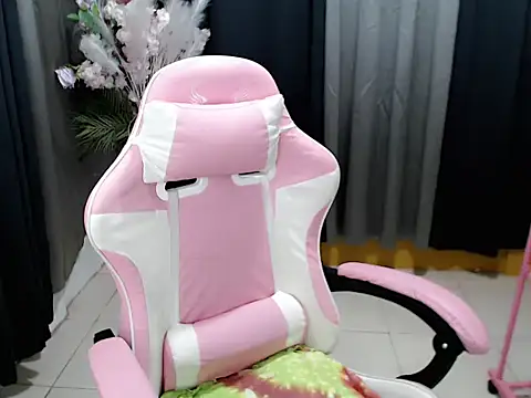 HoneyAfterDark  online show from April 8, 2:02 am