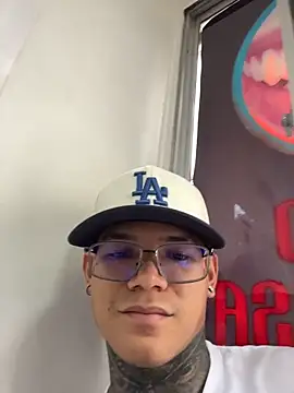 Snapshot of Maxtor_ chatting on February 24, 7:15 pm Maxtor online show from February 24, 7:15 pm